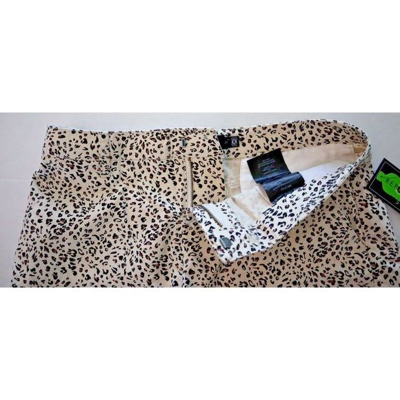 Volcom B0932205 Women’s Sz 27 Beige Leopard Print Frochickie Chino Shorts - Picture 3 of 9